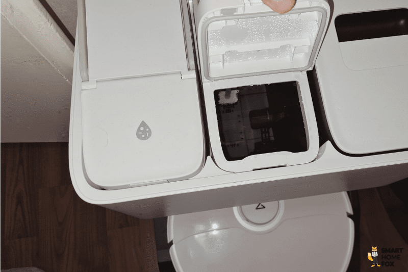 Резервуар для чистой воды Roborock S8 Pro Ultra в руках.